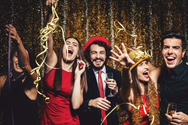Szilveszteri ünnepségen nők és férfiak.