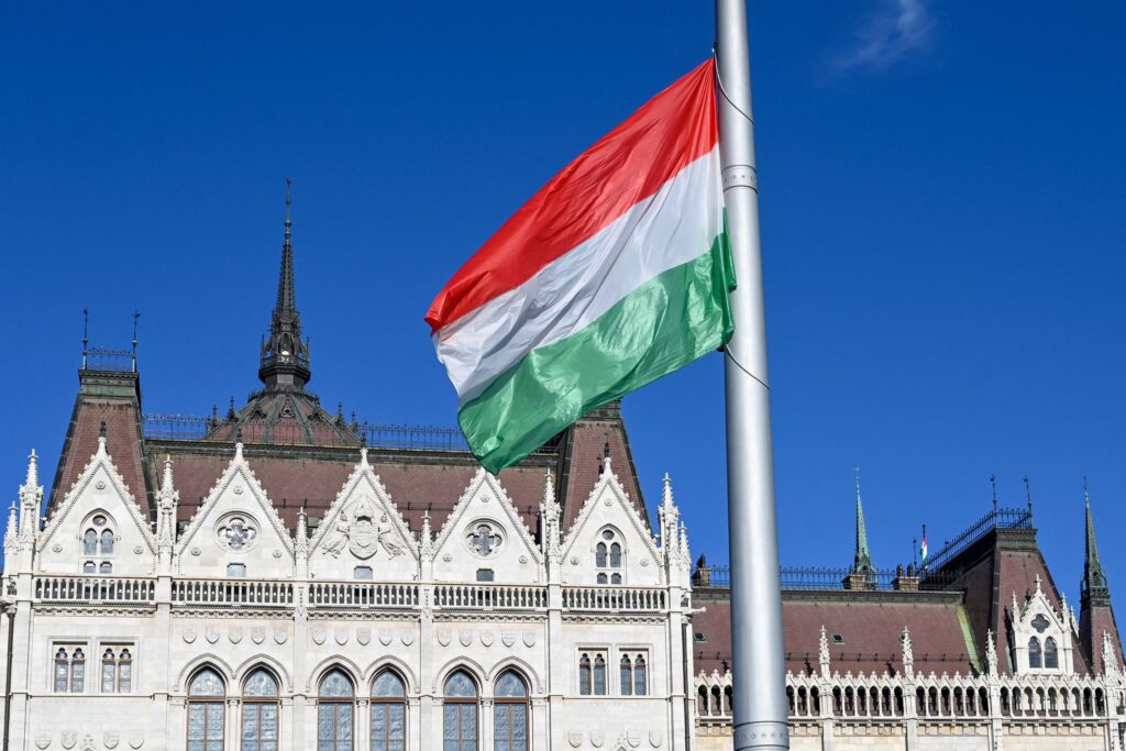 Magyar zászló a Parlament épülete előtt.