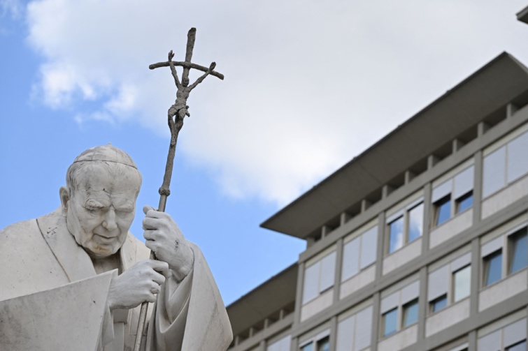 A néhai II. János Pál pápa szobra látható a római Gemelli kórház bejáratánál.
