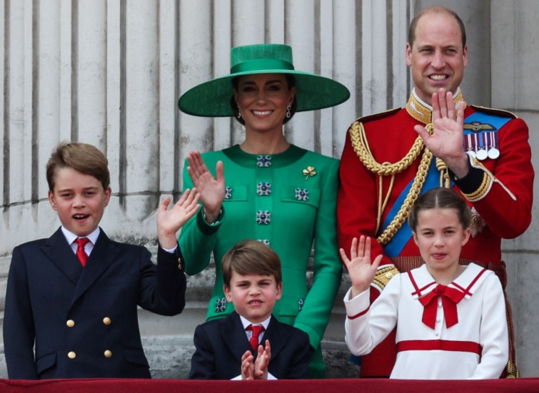 Vilmos herceg és családja a Buckingham-palota erkélyén: balról jobbra: György herceg, Katalin hercegné, Lajos herceg, Sarolta hercegnő.
