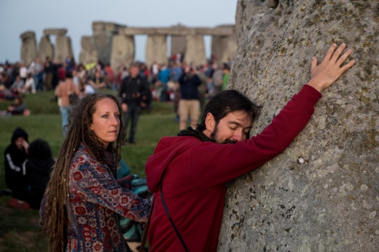 Ünneplők a nyári napforduló ünnepén a Stonehenge-nél