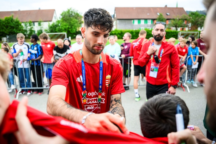 Szoboszlai Dominik, a magyar labdarúgó-válogatott csapatkapitánya dedikál