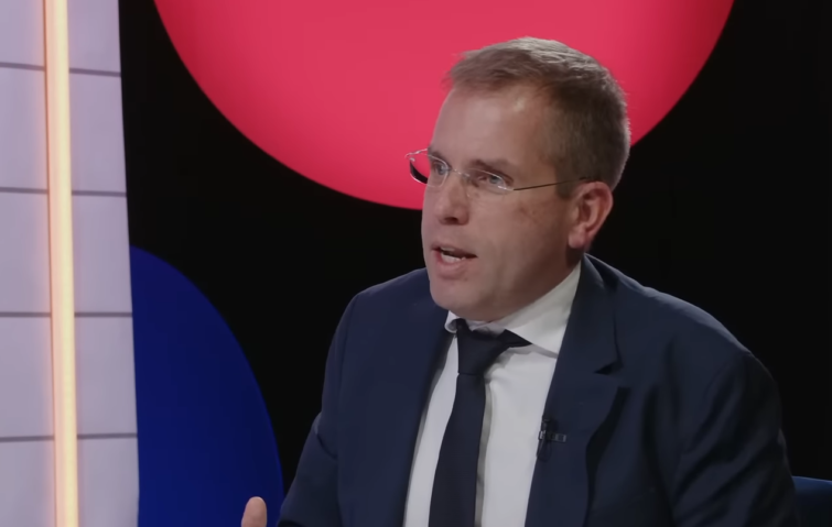 Ruff Bálint a Partizán Vétó című adásának stúdiójában.