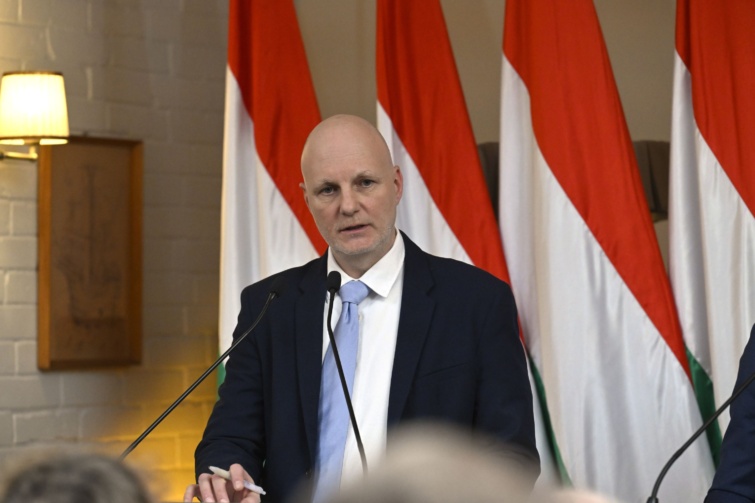 Tanács Zoltán, a Tisza Párt kormányzati felkészülést koordináló szakértője a párt elnökének, Magyar Péternek a sajtótájékoztatóján Budapesten 2026. január 5-én.