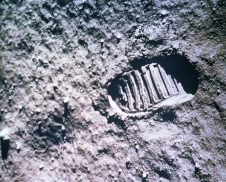 Apolló névnap - az Apollo 11 legénységének lábnyoma a Holdon