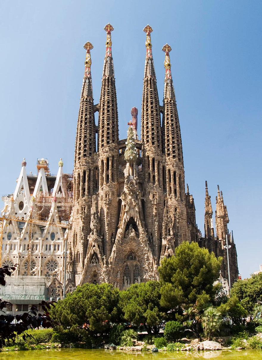 Egyedül tornyosul a Sagrada Familia